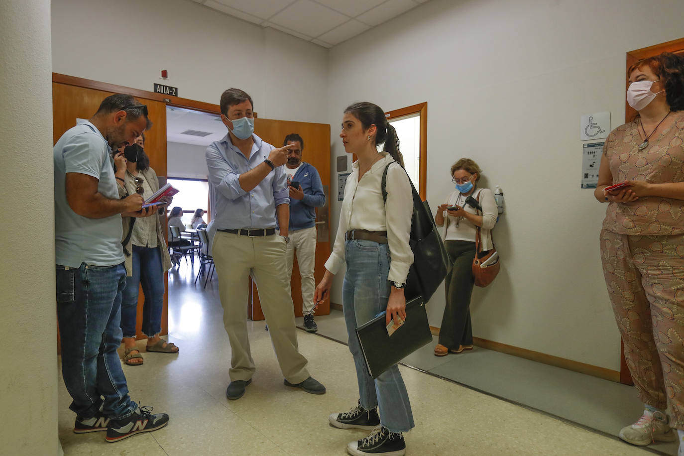 La Universidad de Cantabria realiza desde hoy y hasta el miércoles los exámenes a 2.832 estudiantes matriculados en la Evaluación de Bachillerato para el Acceso a la Universidad (EBAU) en la convocatoria ordinaria. Se trata de 2.758 estudiantes de Bachillerato procedentes de 57 institutos y colegios y 74 alumnos de Ciclos Formativos de Grado Superior.