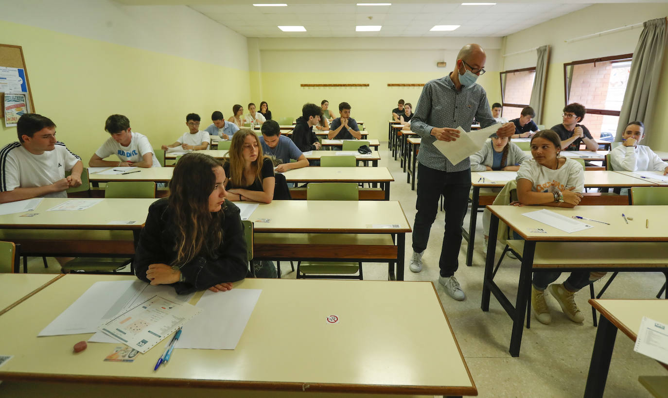 La Universidad de Cantabria realiza desde hoy y hasta el miércoles los exámenes a 2.832 estudiantes matriculados en la Evaluación de Bachillerato para el Acceso a la Universidad (EBAU) en la convocatoria ordinaria. Se trata de 2.758 estudiantes de Bachillerato procedentes de 57 institutos y colegios y 74 alumnos de Ciclos Formativos de Grado Superior.