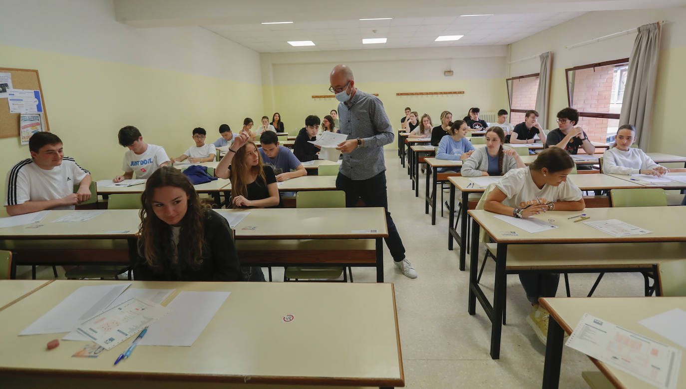 La Universidad de Cantabria realiza desde hoy y hasta el miércoles los exámenes a 2.832 estudiantes matriculados en la Evaluación de Bachillerato para el Acceso a la Universidad (EBAU) en la convocatoria ordinaria. Se trata de 2.758 estudiantes de Bachillerato procedentes de 57 institutos y colegios y 74 alumnos de Ciclos Formativos de Grado Superior.