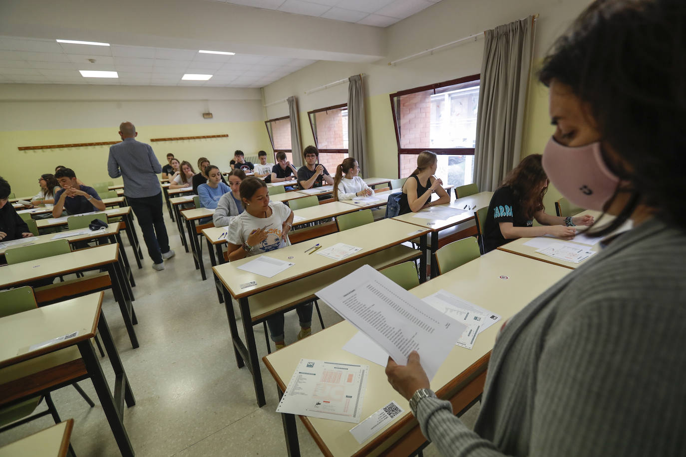 La Universidad de Cantabria realiza desde hoy y hasta el miércoles los exámenes a 2.832 estudiantes matriculados en la Evaluación de Bachillerato para el Acceso a la Universidad (EBAU) en la convocatoria ordinaria. Se trata de 2.758 estudiantes de Bachillerato procedentes de 57 institutos y colegios y 74 alumnos de Ciclos Formativos de Grado Superior.