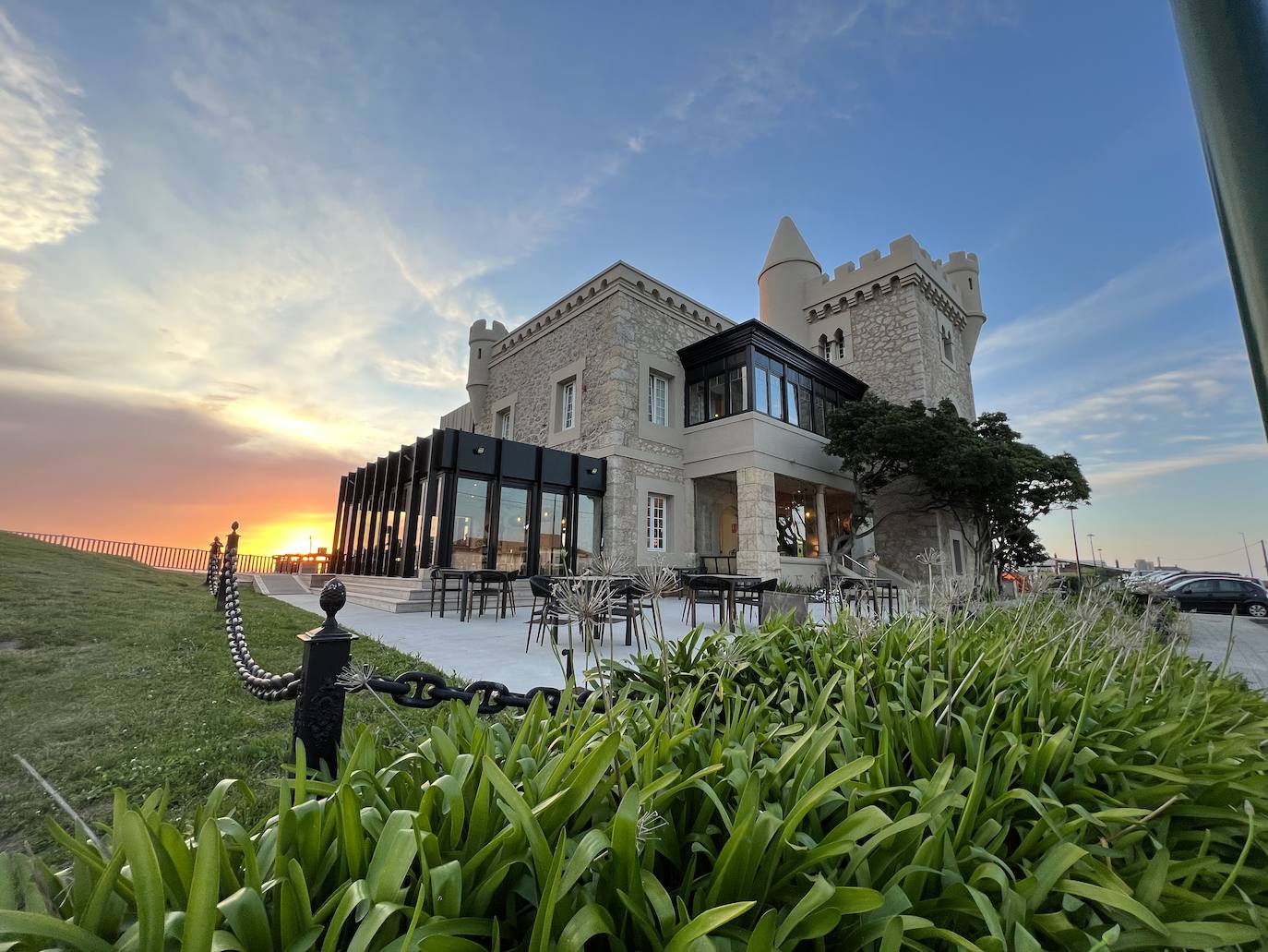 Lo que durante décadas fue en Suances, junto a la carretera de subida al faro, un edificio en ruinas abandonado se ha convertido en un floreciente negocio de hostelería, punto de encuentro de una clientela con espíritu joven que busca disfrutar de una gastronomía informal, de tendencias internacionales actuales, y de unas privilegiadas vistas del Cantábrico a modo de mirador sobre la playa de Los Locos. Sin duda, un lugar para disfrutar a cualquier hora del día, pero la puesta de sol no tiene precio. 