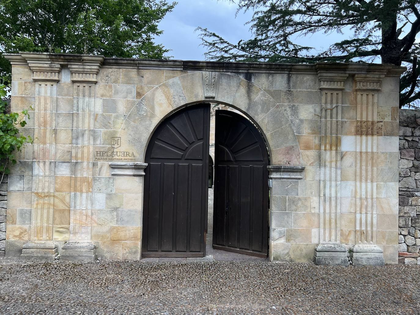 La alta gastronomía cuenta desde hace unos meses con un nuevo referente en Cantabria, el restaurante Trastámara del Hotel Boutique Palacio de la Helguera, un exclusivo alojamiento de cinco estrellas con 11 habitaciones y ubicado en la localidad de Las Presillas (Puente Viesgo), que abrió en julio de 2021. Sus propietarios, con Malales Martínez al frente, han dotado al establecimiento, además de una elegante decoración de anticuario (todos los muebles y objetos están a la venta), de un acogedor restaurante ubicado en un edificio de nueva construcción, pero muy bien integrado en el conjunto monumental que preside el palacio del siglo XVII. 