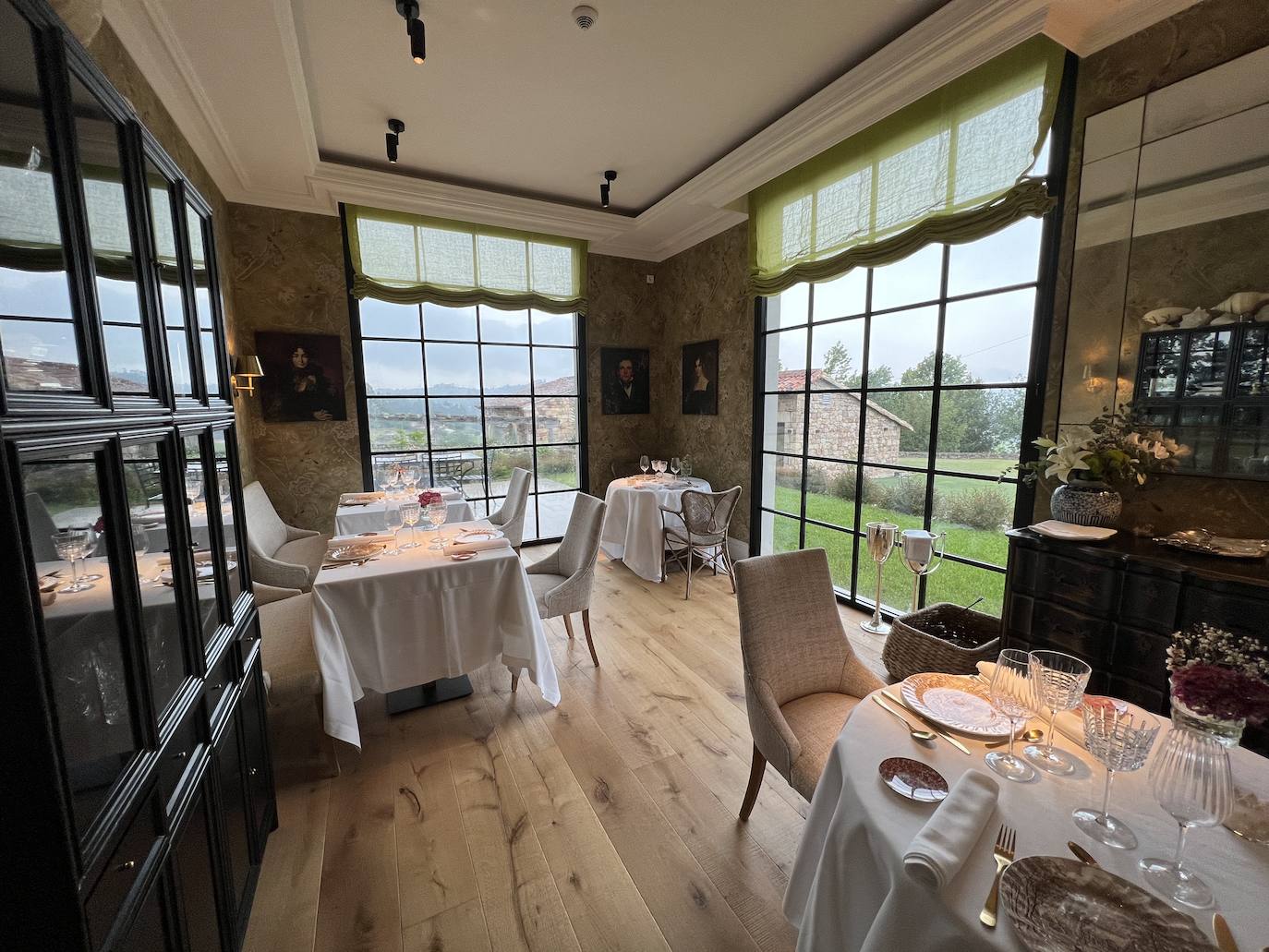 La alta gastronomía cuenta desde hace unos meses con un nuevo referente en Cantabria, el restaurante Trastámara del Hotel Boutique Palacio de la Helguera, un exclusivo alojamiento de cinco estrellas con 11 habitaciones y ubicado en la localidad de Las Presillas (Puente Viesgo), que abrió en julio de 2021. Sus propietarios, con Malales Martínez al frente, han dotado al establecimiento, además de una elegante decoración de anticuario (todos los muebles y objetos están a la venta), de un acogedor restaurante ubicado en un edificio de nueva construcción, pero muy bien integrado en el conjunto monumental que preside el palacio del siglo XVII. 