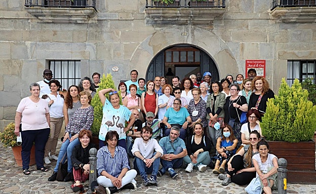 Imagen principal - Asistentes a la inauguración y autores de las fotografías 