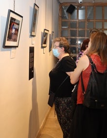 Imagen secundaria 2 - Asistentes a la inauguración y autores de las fotografías 