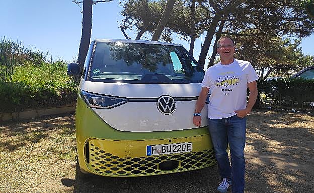 Christian, junto a una Volkswagen ID. Buzz