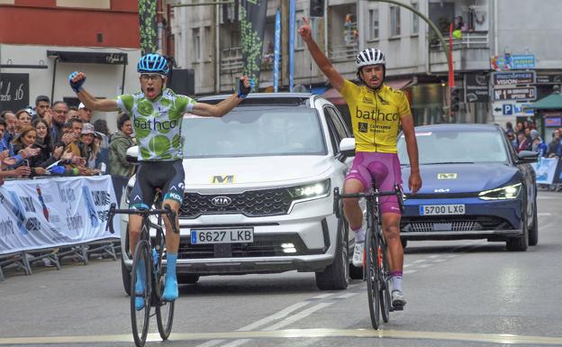 Nil Aguilera vence en Los Corrales y Antonio Morgado, segundo, levanta el brazo como ganador de la Vuelta. 