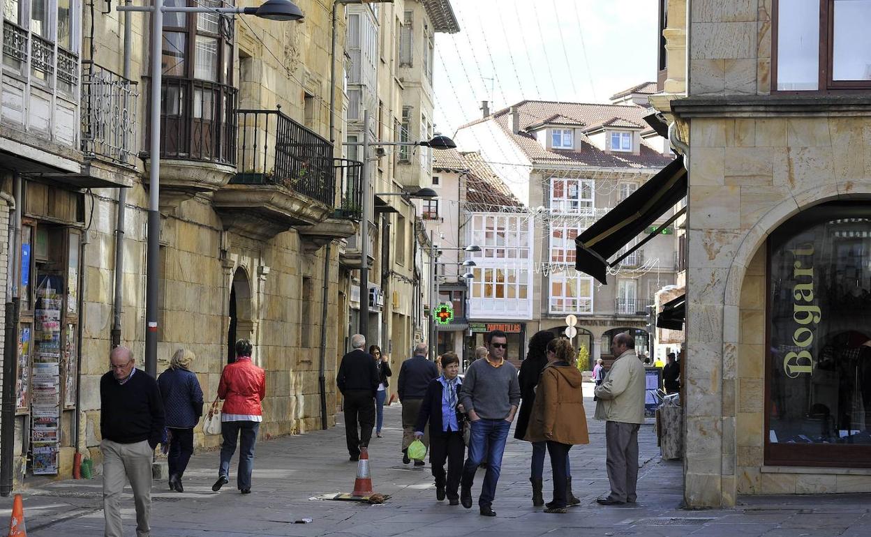 Gente paseando por una calle principal de Reinosa. 