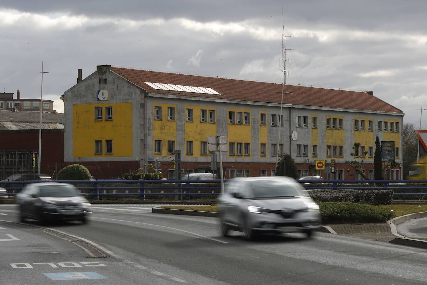 Edificio del centro de gestión de viajeros de Santander de Renfe.