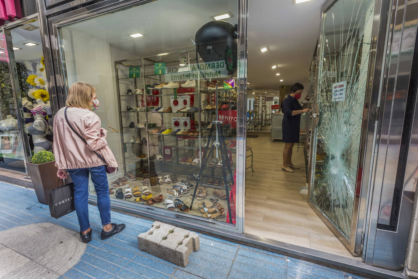 Otra imagen de la puerta de la zapatería BNT.