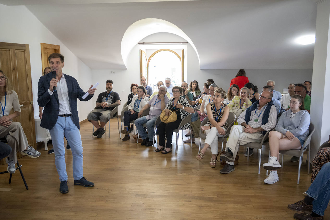 Enrique Conde, presidente de la CEOE, expuso ante los ochenta asistentes al evento celebrado en Santa María de Cayón los objetivos de la nueva Oficina. 