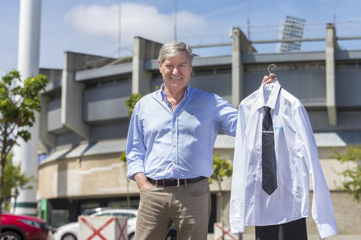 José Ángel 'Gelín' Cueto López, junto a El Sardinero con el uniforme que ya no se pondrá más. 