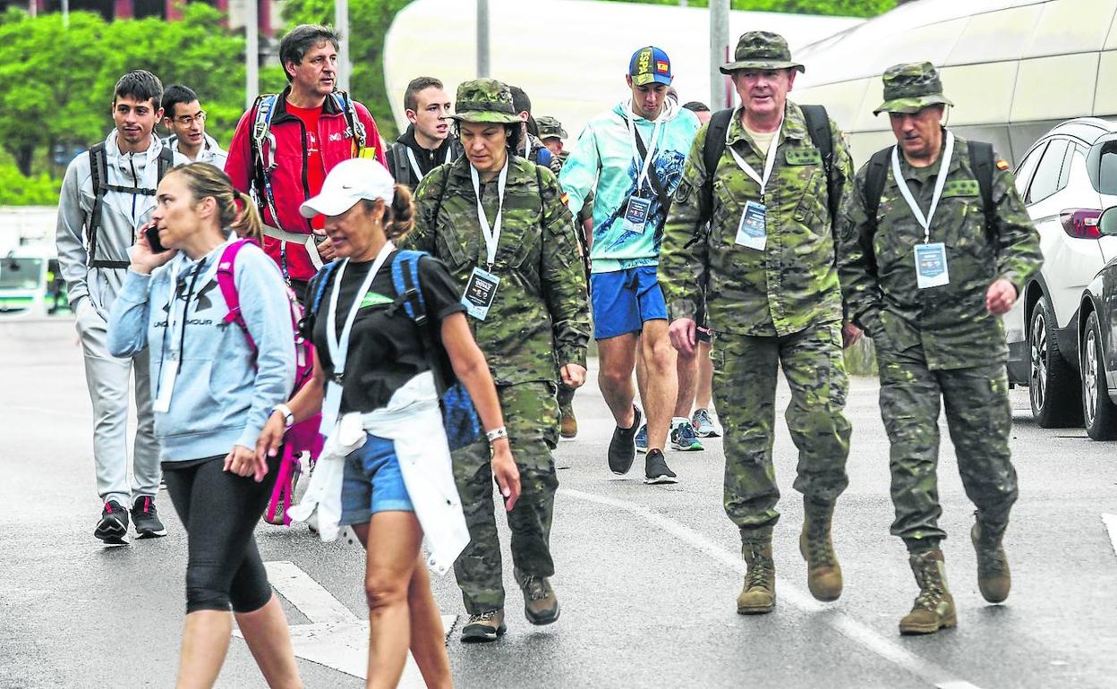 De marcha con los militares