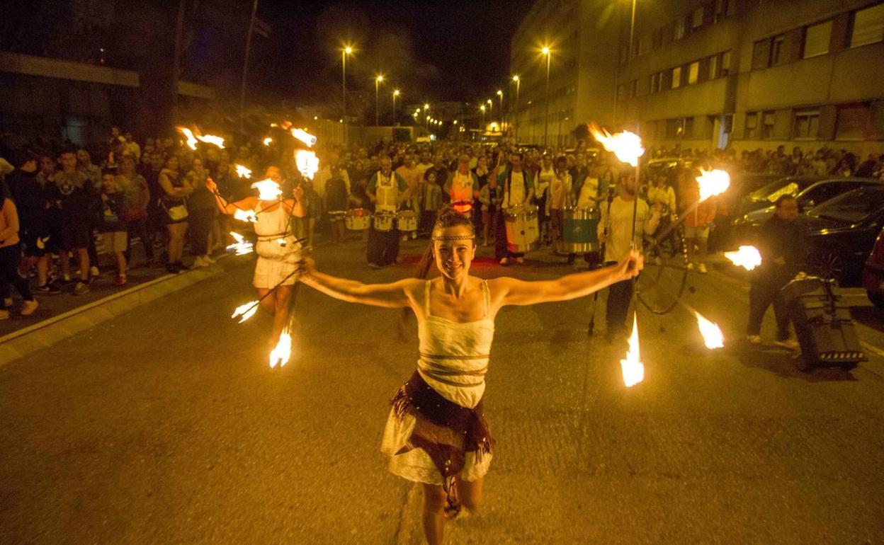 Un desfile de luz y fuego, a su paso por la calle Julio de Pablo, en la zona de Cros, en las fiestas de San Juan de 2018.