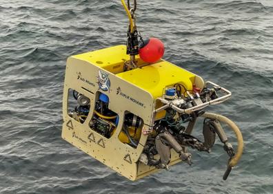 Imagen secundaria 1 - Arriba, científicas del Oceanográfico seleccionan muestras recogidas durante la campaña 'Circarock 0522'. Abajo, robot acuático que filma y toma muestras. Y fondos tapizados por corales joya de varios colores. 