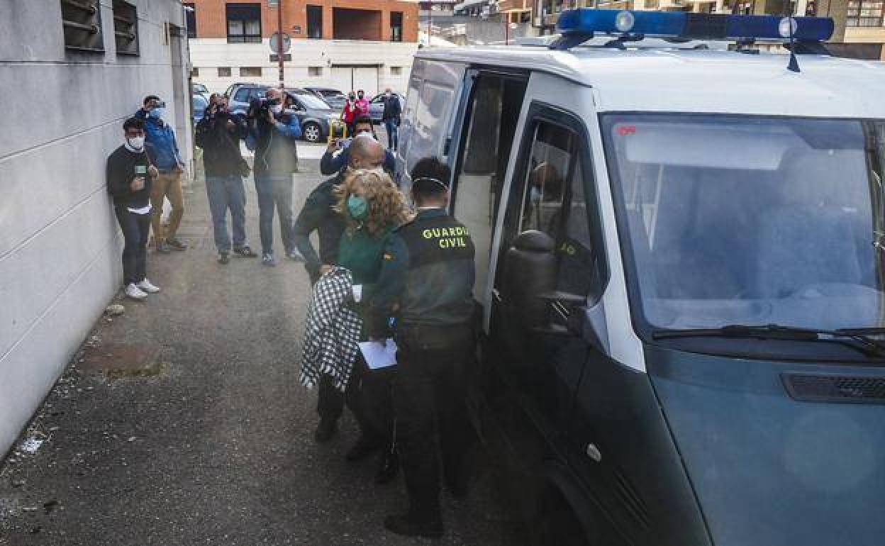 Carmen Merino, principal sospechosa del crimen, accediendo al Juzgado de Instrucción Número 3 de Castro Urdiales.