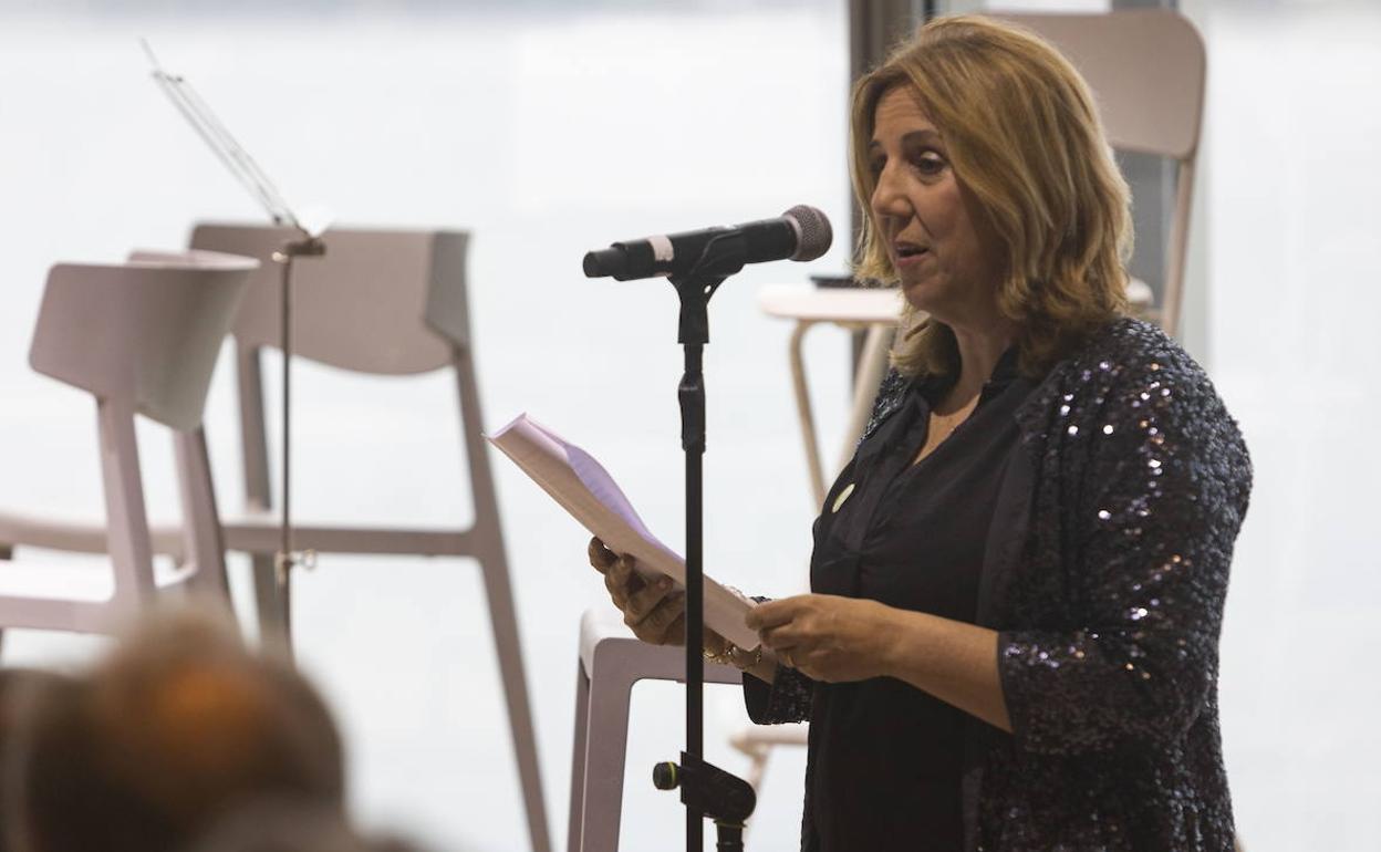 Dolores Gallardo, presidenta de la Asociación de Periodistas de Cantabria, durante la LXXXI Asamblea General de la FAPE en el Centro Botín