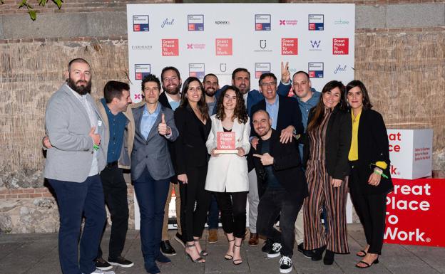 Trabajadores de Incentro reciben el premio Great Place to Work 2022. 