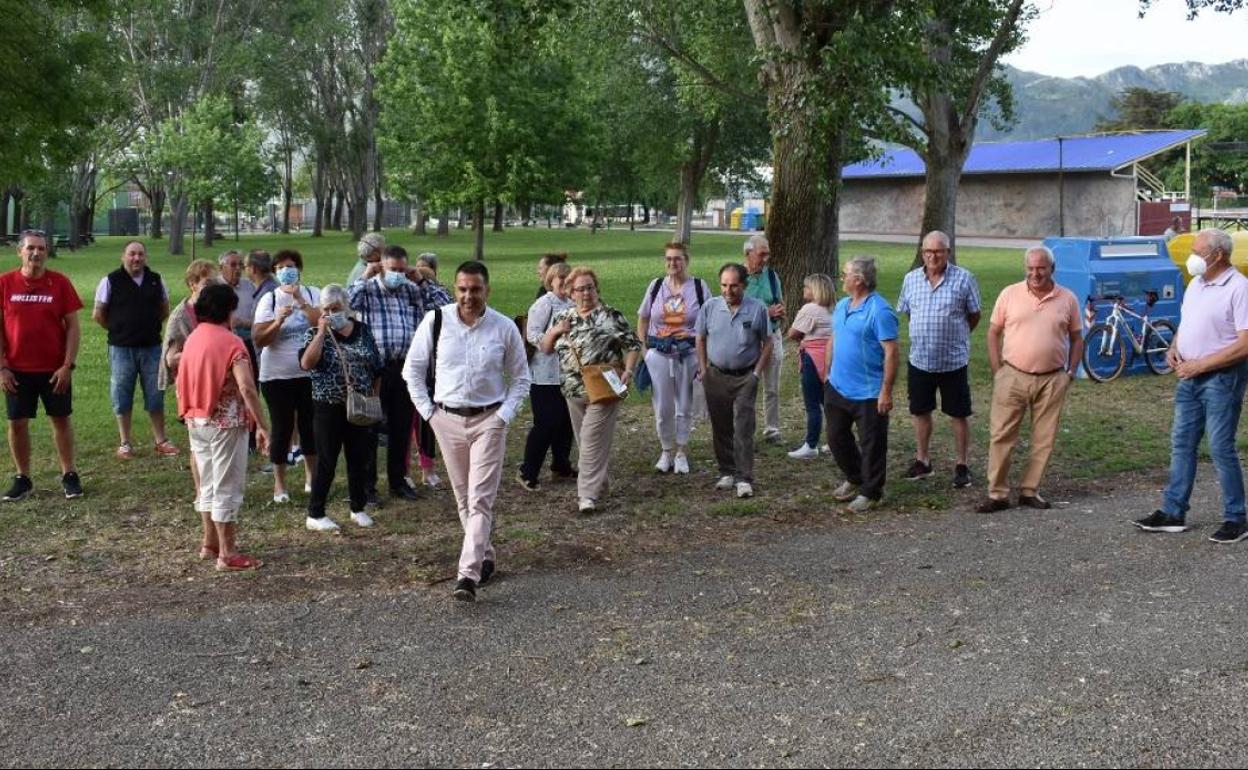 En primer término Ricardo Martínez junto a los voluntarios.