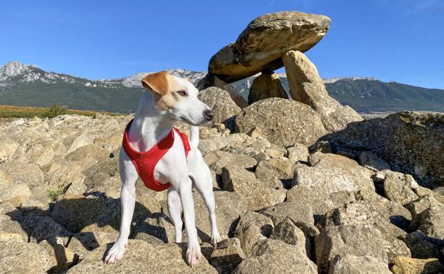 Junto al dolmen de La Hechicera.