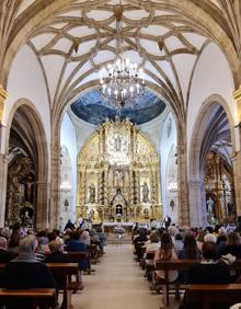 Imagen secundaria 2 - La misa oficiada por el obispo y recibimiento en la plaza. 