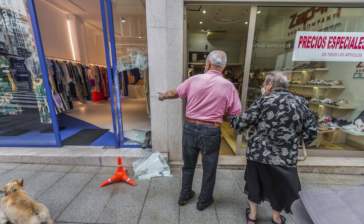 Escaparate de una tienda de ropa reventado con un pivote el lunes por la noche e imágenes de los otros establecimientos afectados.