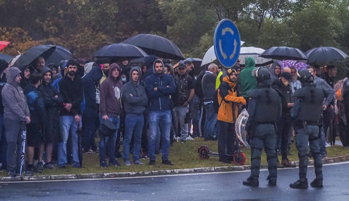 Fotos: La octava jornada de huelga del metal comienza con cargas policiales