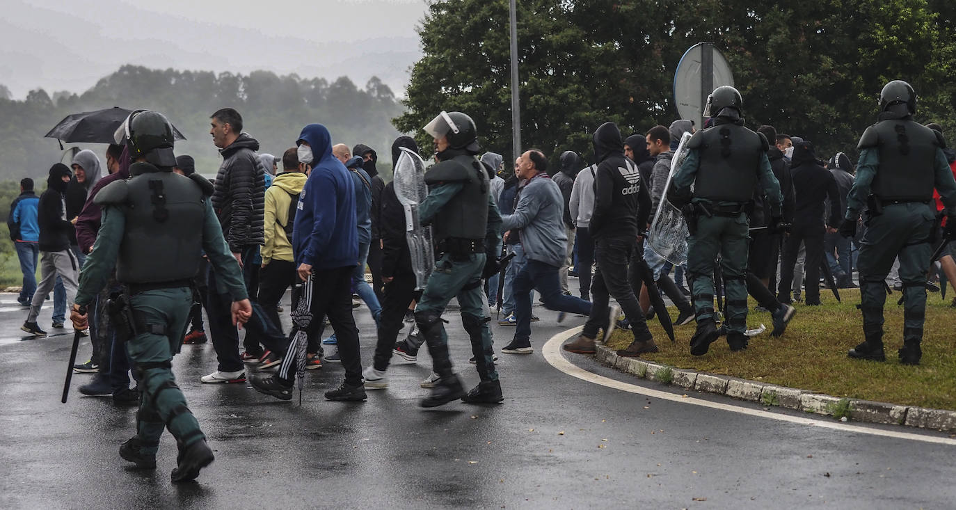 Fotos: La octava jornada de huelga del metal comienza con cargas policiales