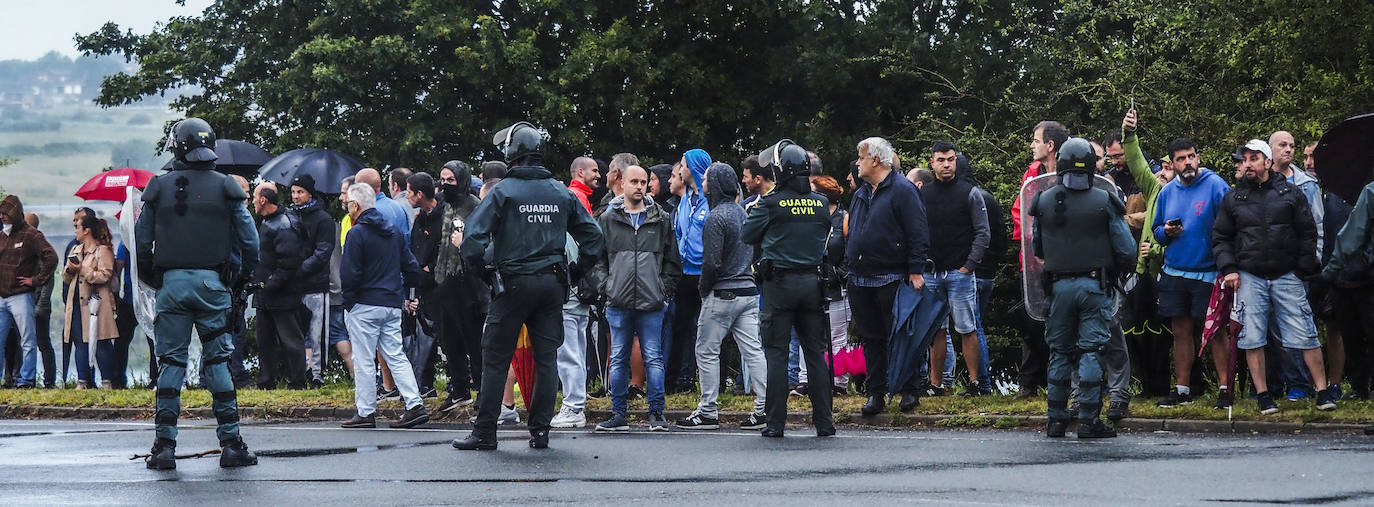 Fotos: La octava jornada de huelga del metal comienza con cargas policiales