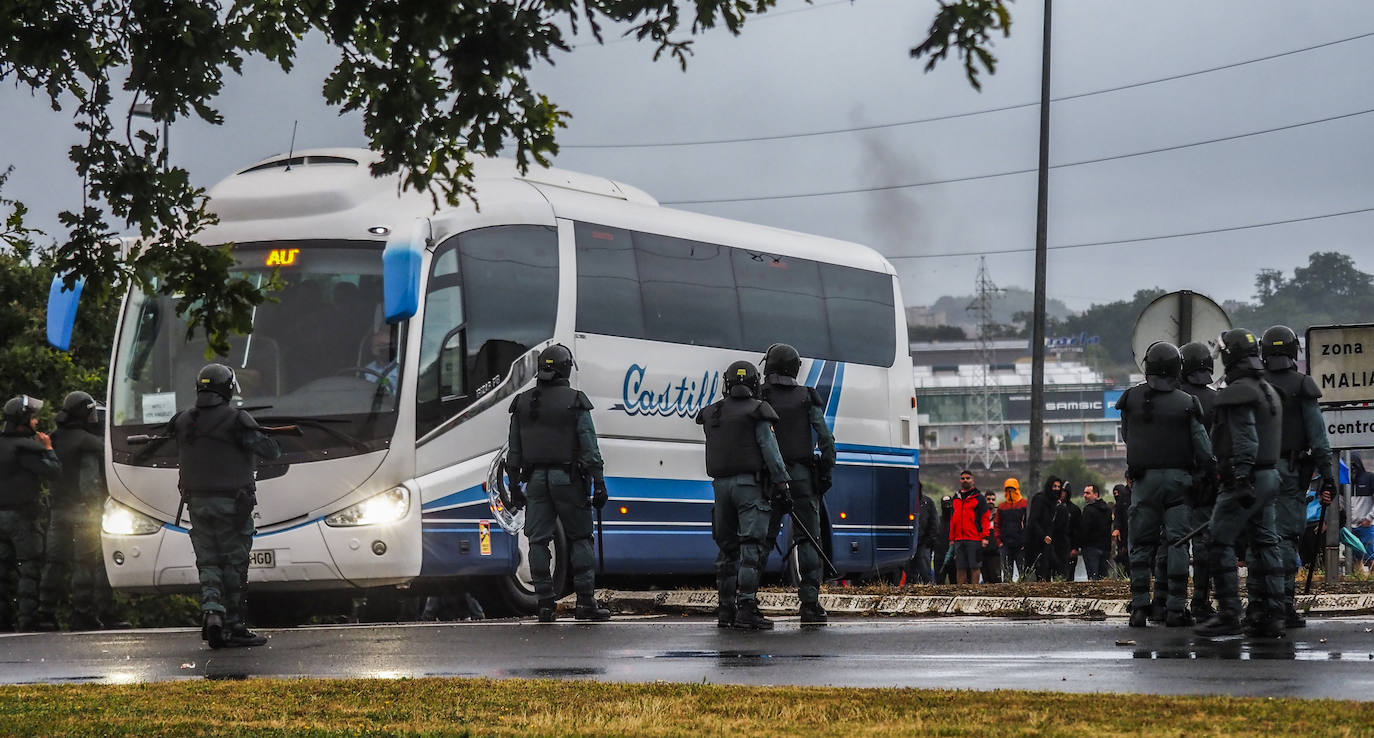 Llegan los primeros autobuses con trabajadores a Astander