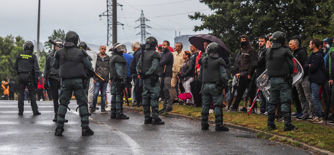 Fotos: La octava jornada de huelga del metal comienza con cargas policiales