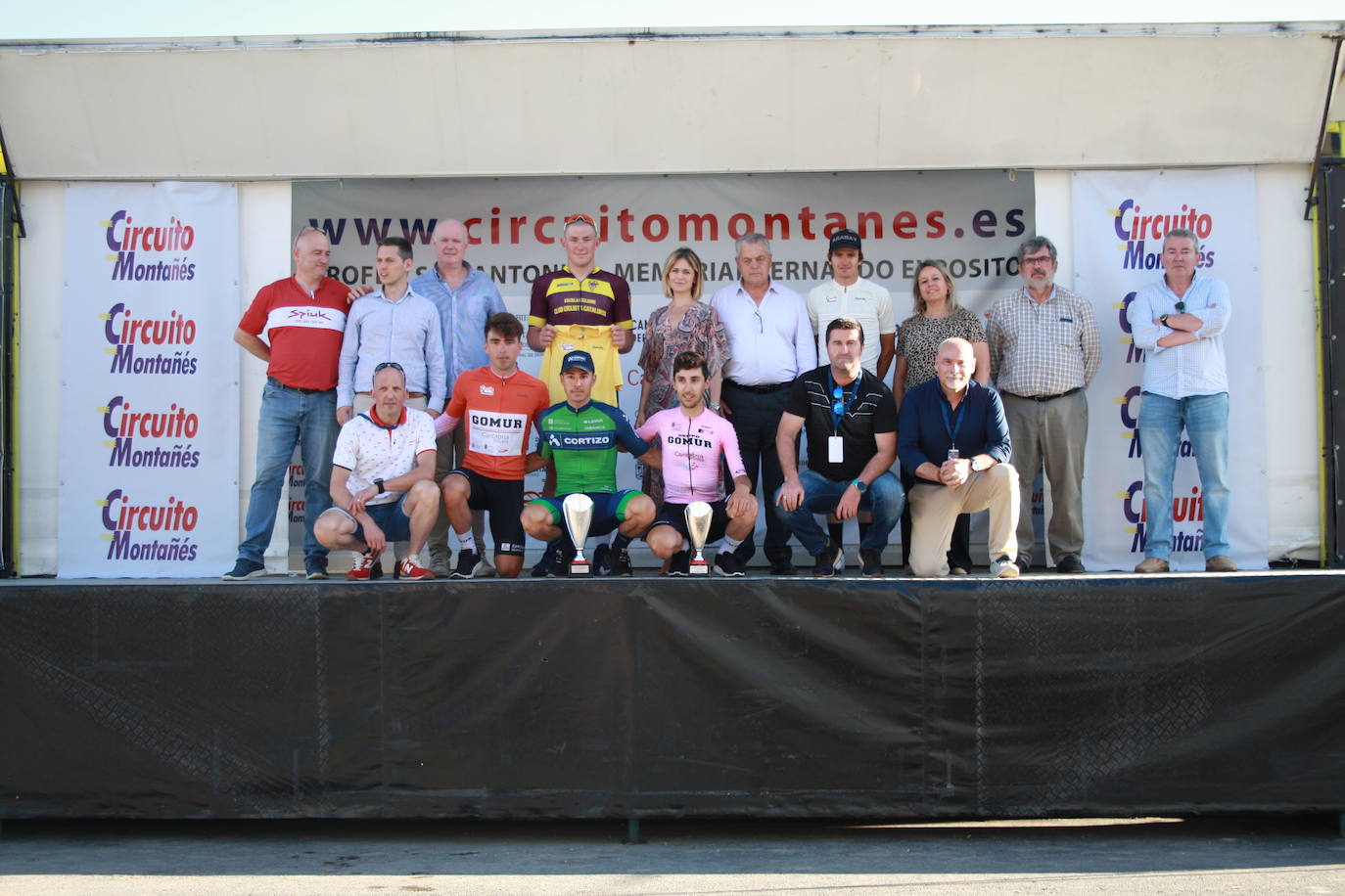 Podio de la primera etapa del Circuito, junto a los representantes institucionales y organizadores de la prueba.