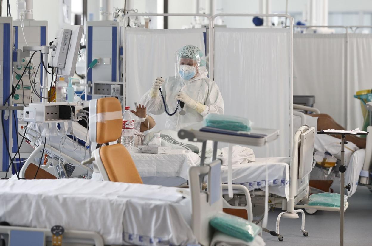 Personal sanitario de la UCI covid del Hospital Valdecilla, que ayer atendía a cuatro pacientes. 
