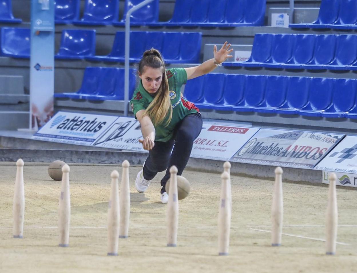 Iris Cagigas durante el torneo de este miércoles, en el que se impuso en la gran final a Rebeca Bustara. 