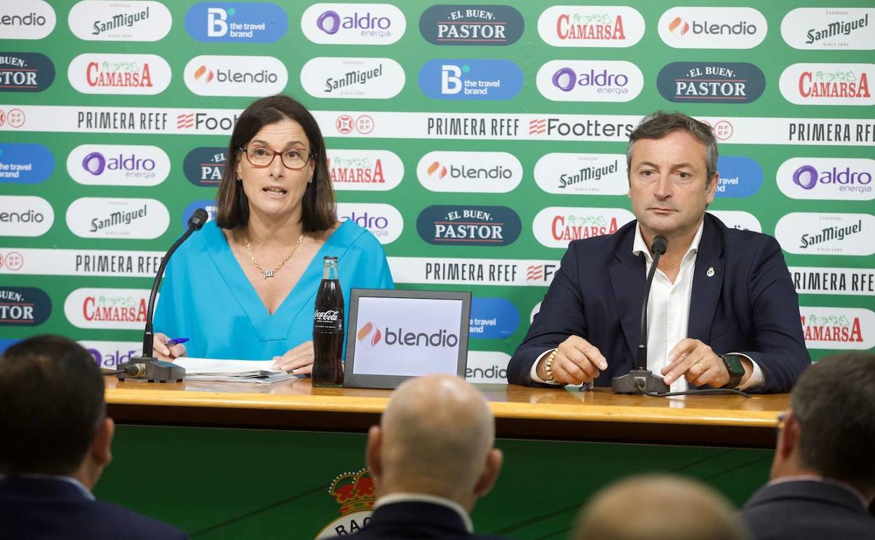Gema Igual, alcaldesa de Santander, y Alfredo Pérez, presidente del Racing, durante la rueda de prensa. 