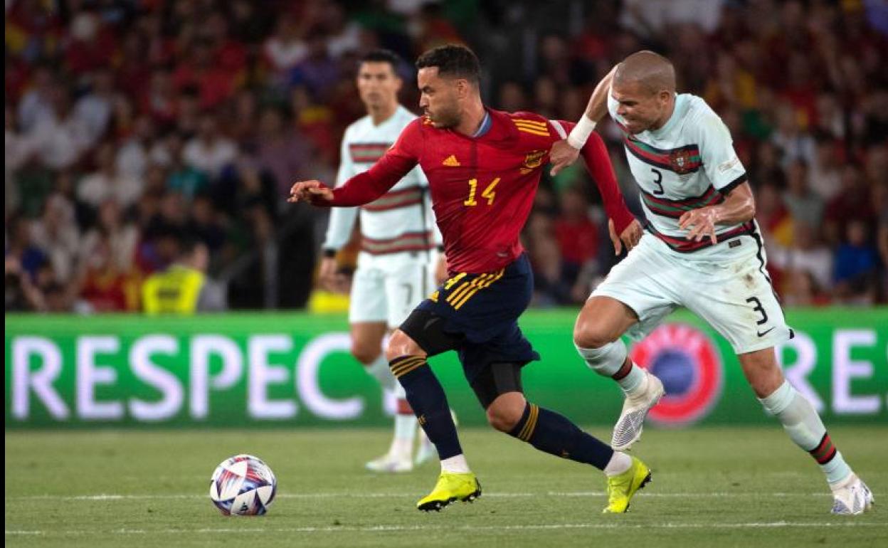 Raúl de Tomás, durante el partido ante Portugal. 