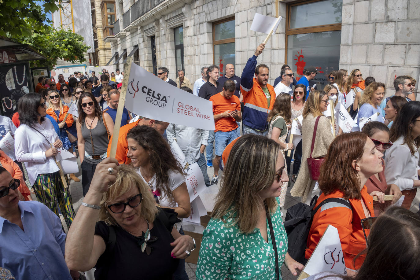 Fotos: Cientos de trabajadores Global Steel Wire en Cantabria se han concentrado frente a la sede de Deustch Bank