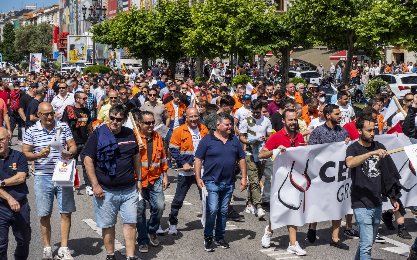 Fotos: Cientos de trabajadores Global Steel Wire en Cantabria se han concentrado frente a la sede de Deustch Bank