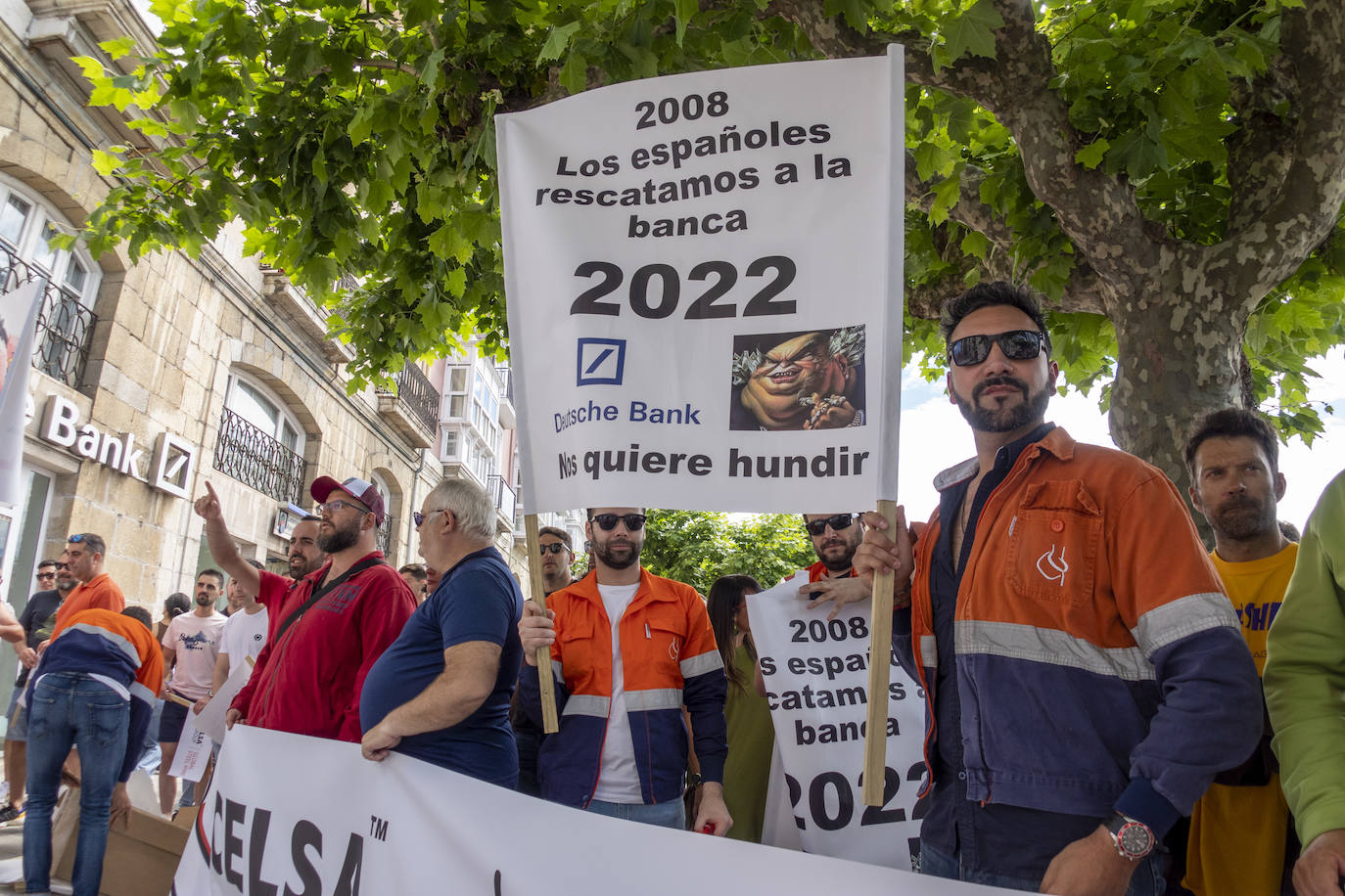 Fotos: Cientos de trabajadores Global Steel Wire en Cantabria se han concentrado frente a la sede de Deustch Bank