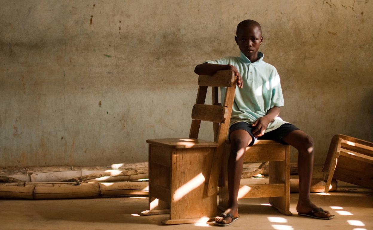 Amos Koroma de 10 años, extrabajador de la mina de diamantes, posa para un retrato en el pueblo de Small Sefadu, en  Sierra Leona. 