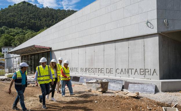 Avanzan las obras del Centro de Arte Rupestre, que contará con la 'Dama Roja' en su inauguración