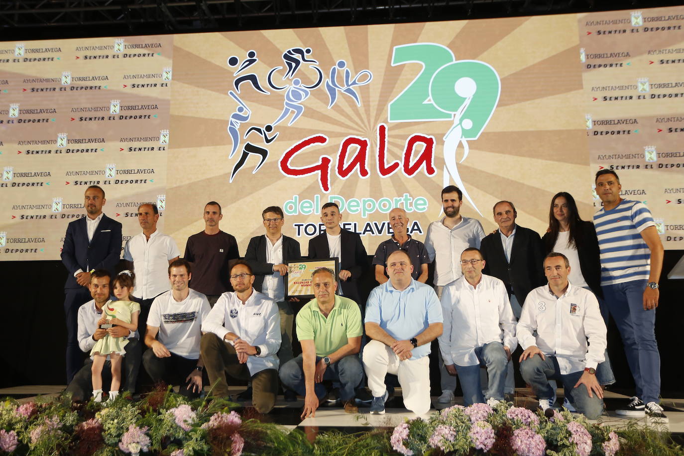 El alcalde de Torrelavega, Javier López Estrada junto a representantes de las 16 EDM ganadoras del Premio ‘Torrelavega’. 