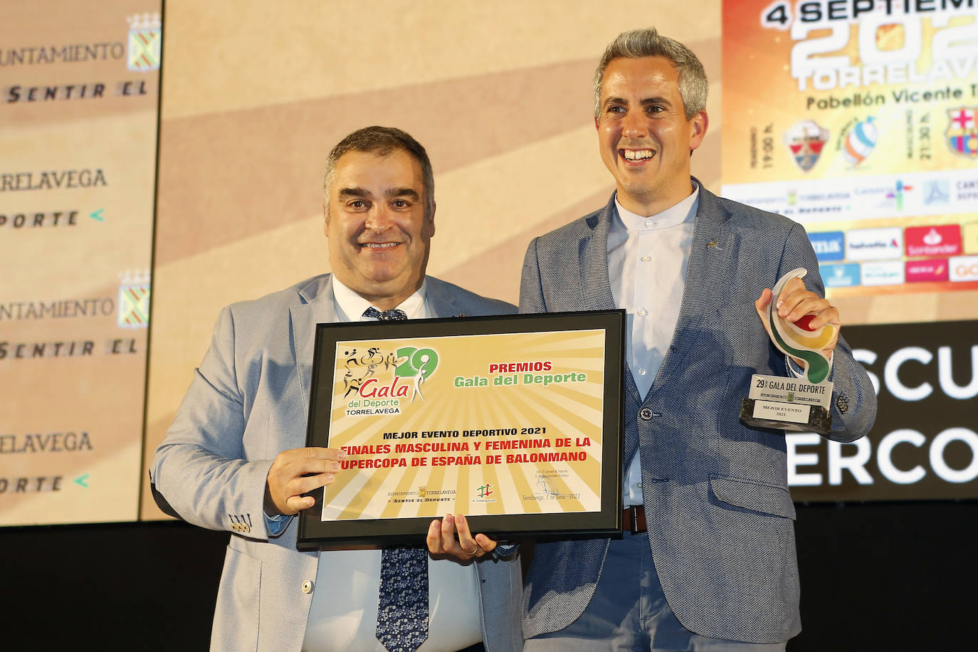 Pablo Zuloaga entregó a José Manuel Barquín, presidente de la Federación Cántabra de Balonmano el Premio al Mejor Evento Deportivo 2020-2021. 