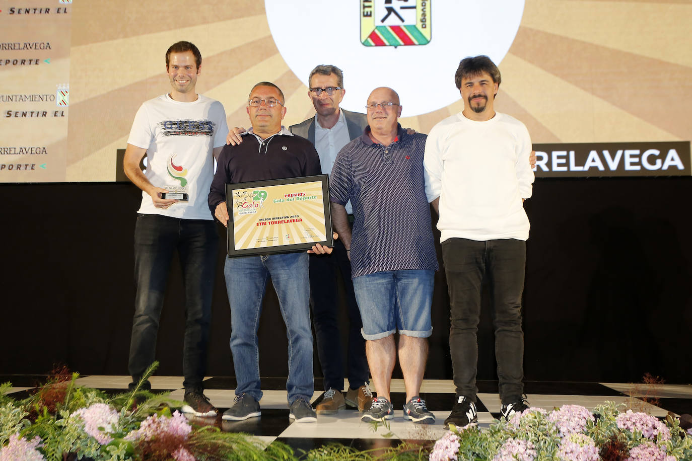 El concejal Pedro Pérez Noriega entregó el Premio a la Mejor Directiva 2020 a la EDM Tenis de Mesa.