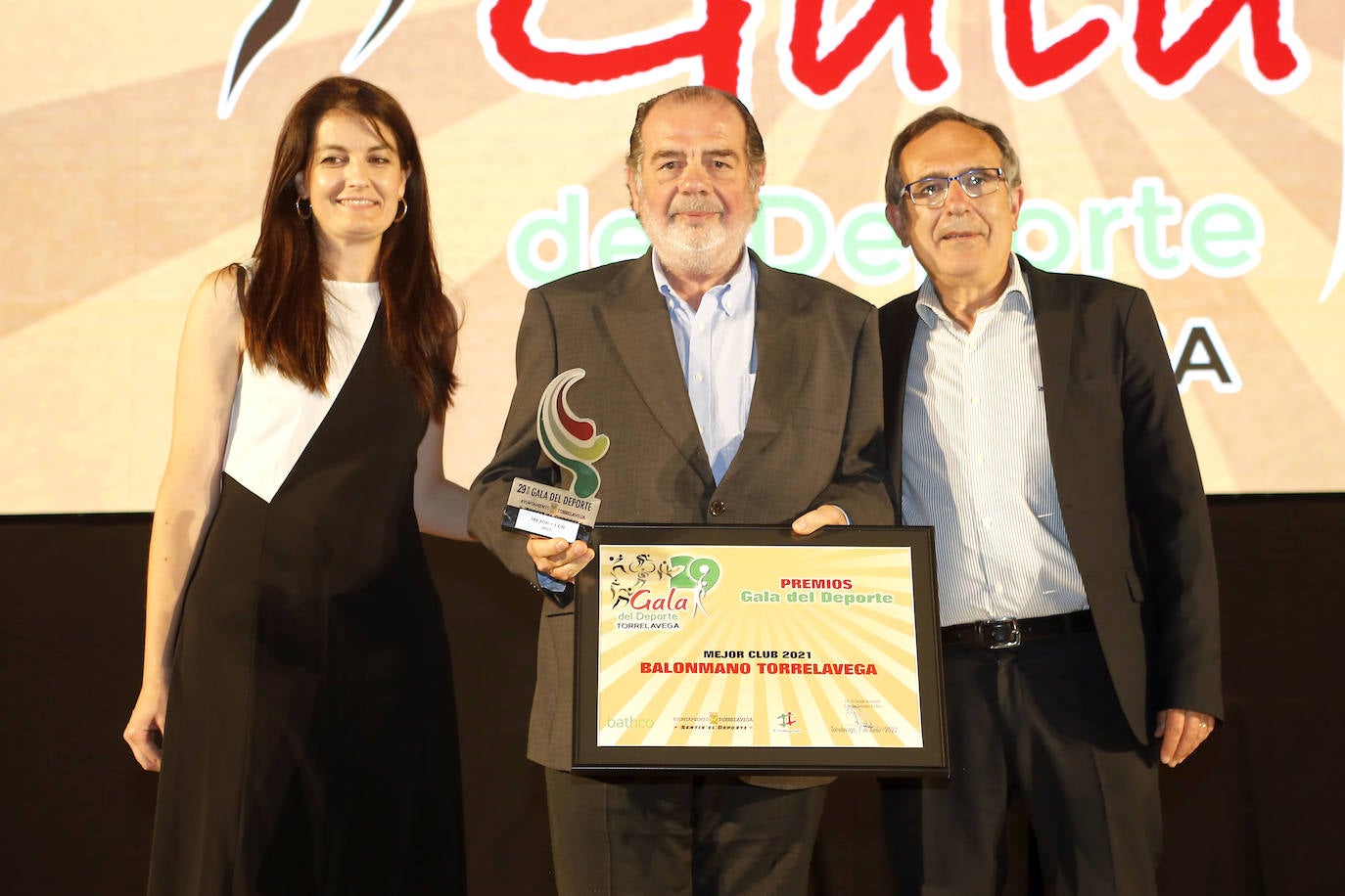 Cruz Viadero entregó el Premio Mejor Club 2021 al Balonmano Torrelavega.