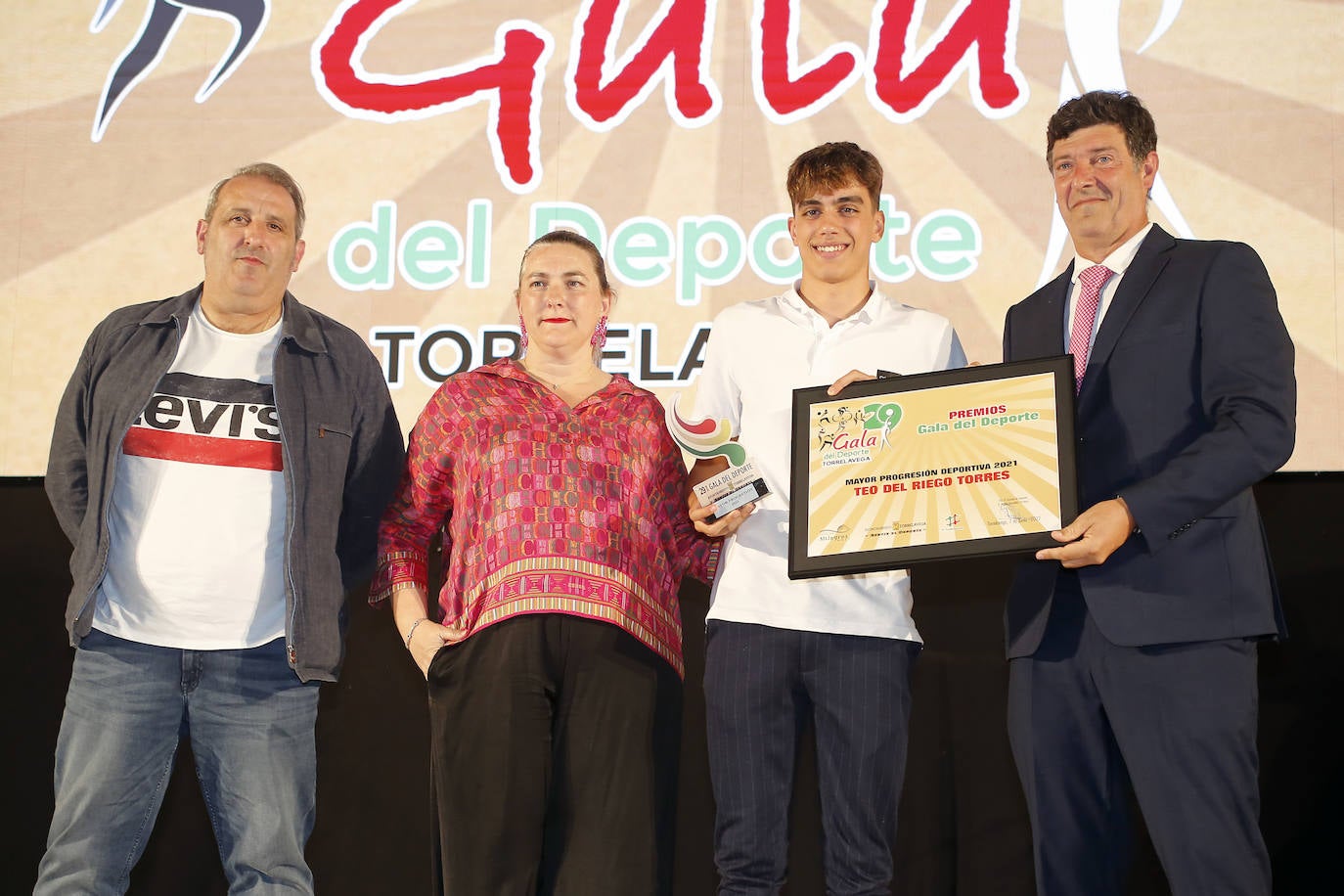 El concejal Bernardo Bustillo junto a Teo del Riego Torres, Mayor Progresión Deportiva 2021.