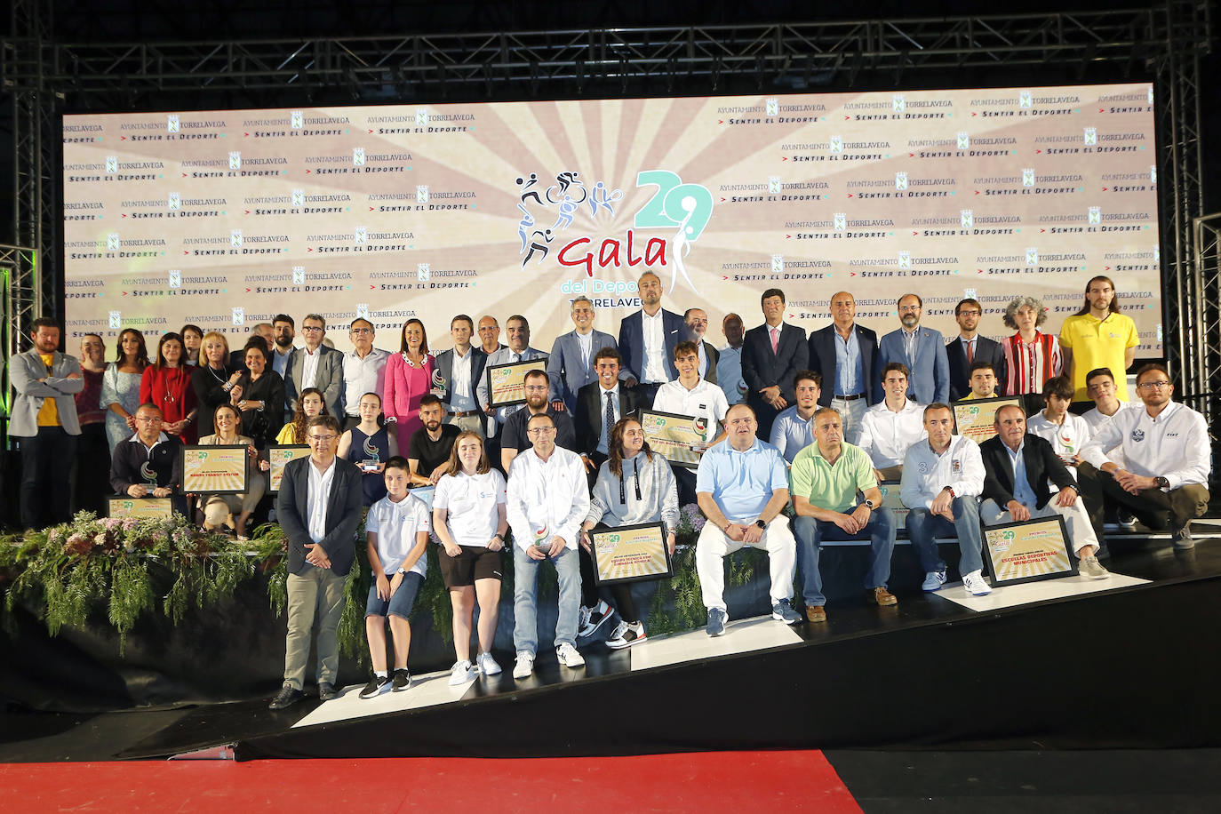 Foto de familia de los ganadores de la XXIX Gala del Deporte de Torrelavega. 