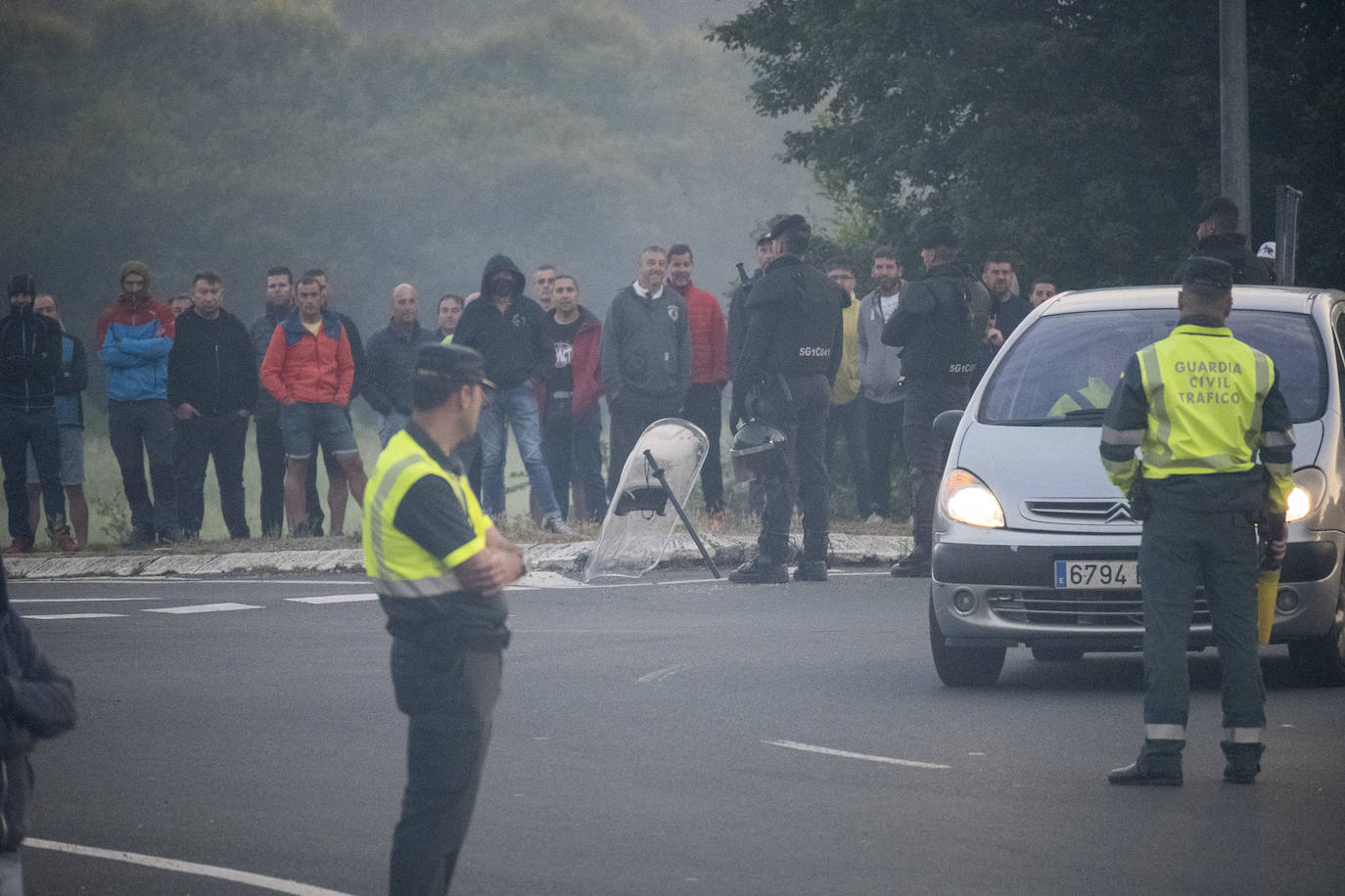 Los trabajadores en huelga a la puerta de Astander son contenidos por los agentes de la Guardia Civil