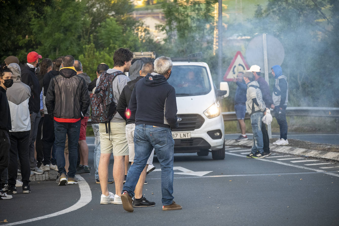 Gritos de «esquiroles», los manifestantes han increpado a los trabajadores que iban dentro de los coches.