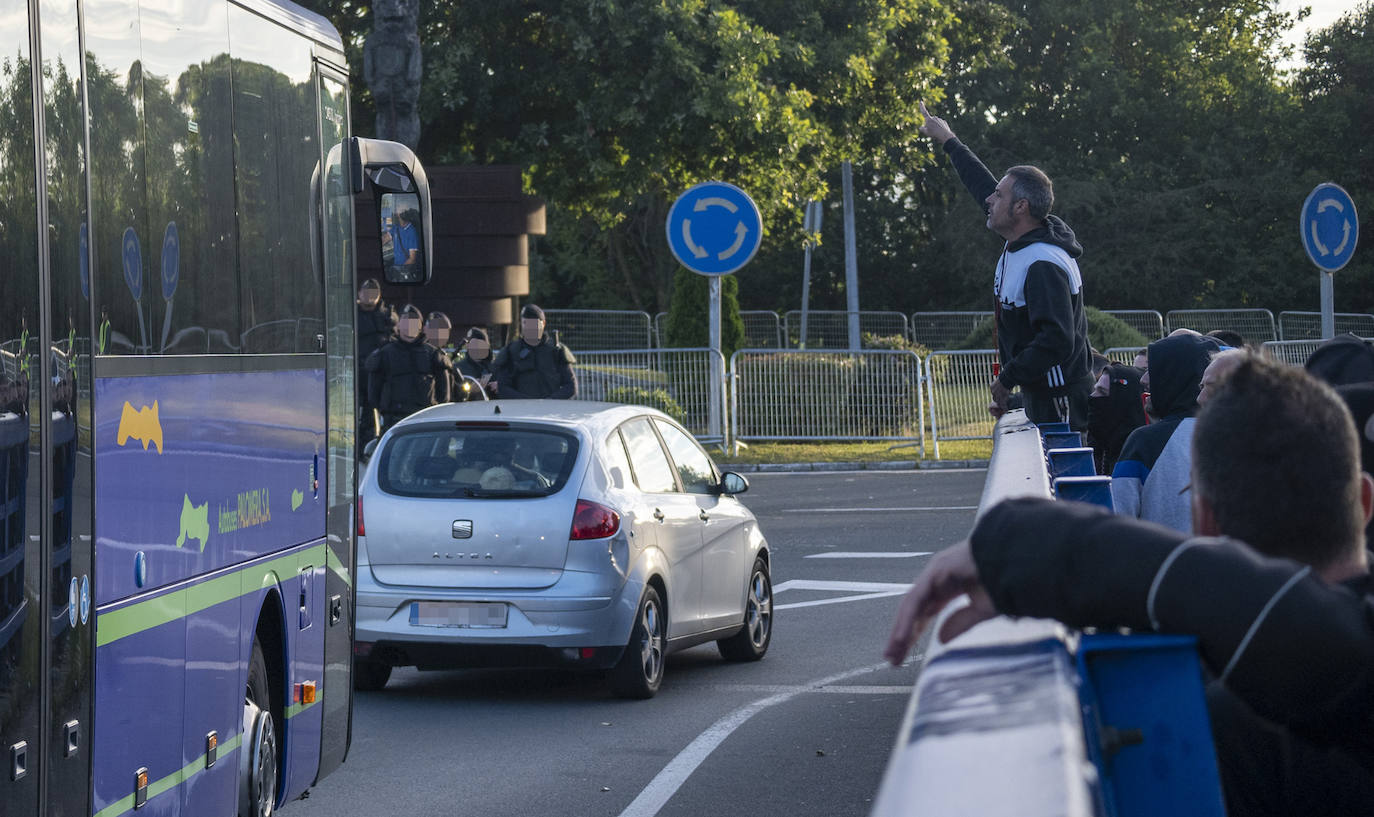 Llegan los primeros autobuses con los trabajadores de contratas para Astander